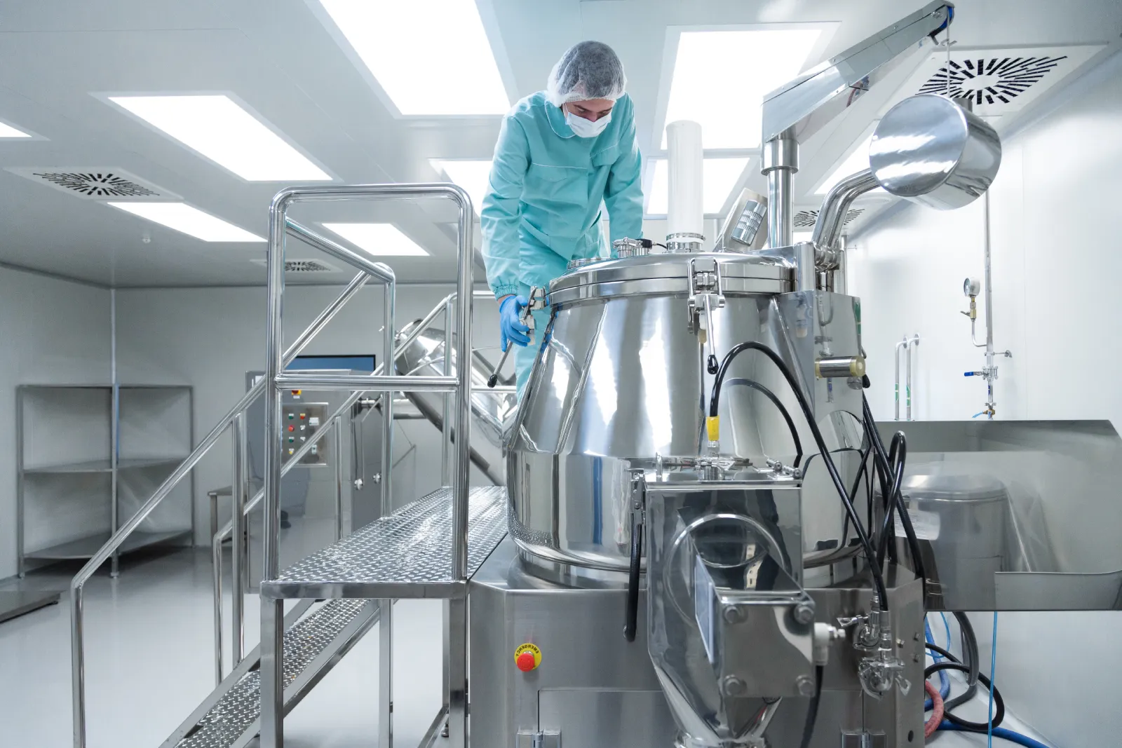Cleanroom Equipment Design for Pharma Performance & Safety